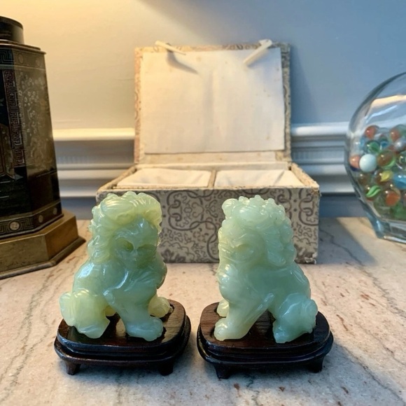 Vintage Pair Of Jade Foo Dogs With Wooden Stand & Original Box - Picture 2 of 15